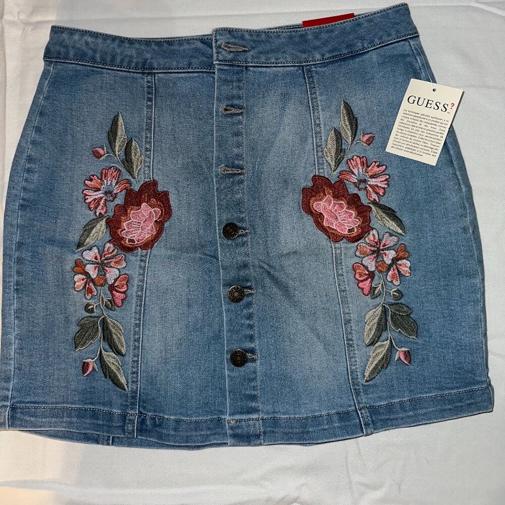 Guess Women's mini skirt, size medium